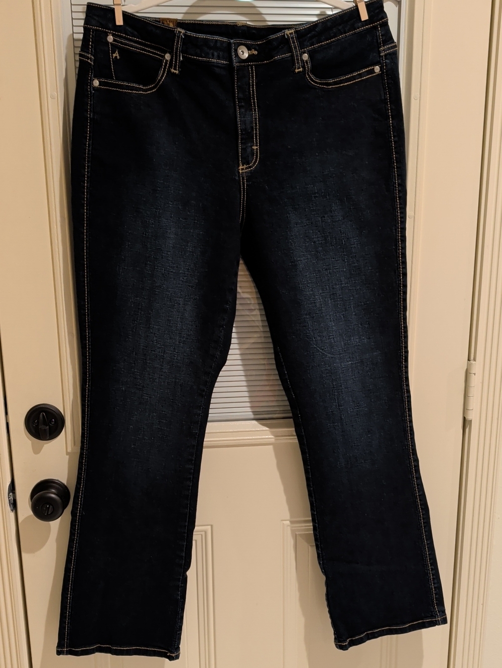 Classic Women's Dark Blue Straight-Leg Jeans Size 16